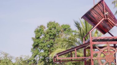 Tayland 'da bir su parkına büyük bir kova dökülürken çekilmiş bir video.