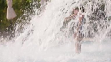 Tayland 'da bir su parkında çekim yapan bir kızın su sıçrattığı bir video.
