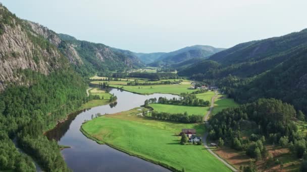Bezpilotní Snímek Zelených Polí Bujné Krajiny Klikaté Řeky Stryneelvy Norském — Stock video