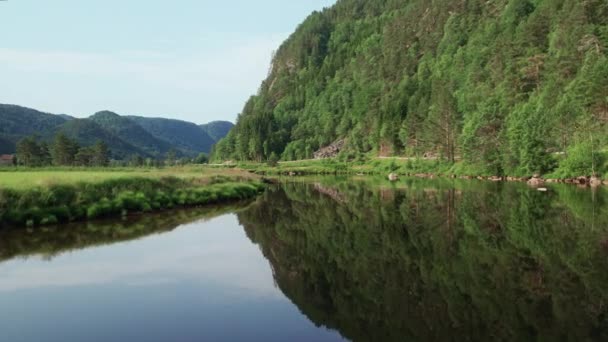 Dron Přelétající Přes Meandrující Řeku Norsku Během Dne — Stock video