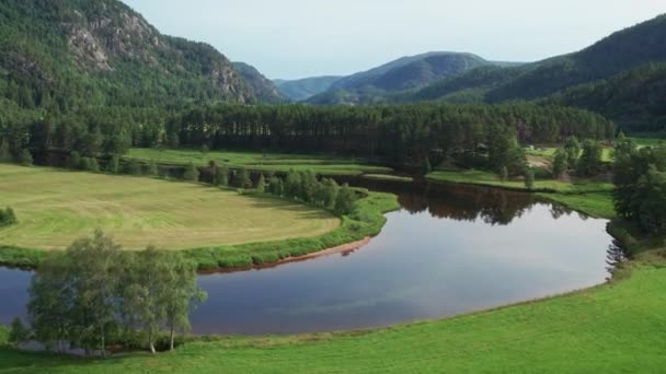 Vzdušný Pohled Svěží Zelenou Krajinu Strynu Norska Jeho Klikatící Řeky — Stock video