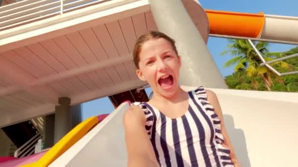 Dziewczyna Prążkowanych Strojach Kąpielowych Sama Zjeżdża Zjeżdżalni Ciągu Dnia Wpada — Wideo stockowe