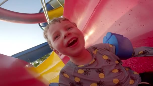 Niño Joven Con Guardabarros Flotadores Brazos Sonriendo Ampliamente Mientras Desliza — Vídeos de Stock