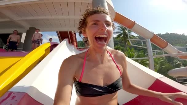 Una Mujer Sonriendo Ampliamente Mientras Desliza Hacia Abajo Tobogán Agua — Vídeos de Stock