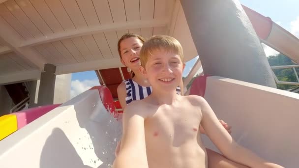 タイのウォーターパークでスライドを滑らせた男の子と女の子のビデオ — ストック動画
