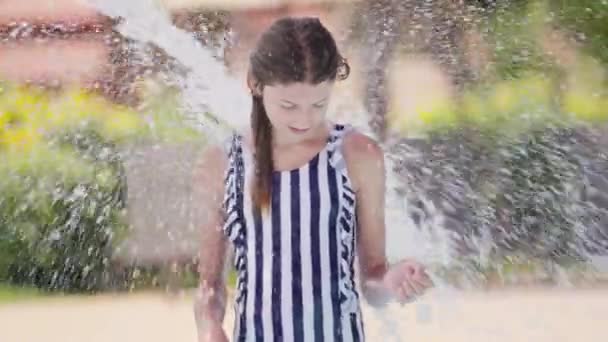 タイのウォーターパークで彼女の背中に水でスプリングされている女の子のビデオ — ストック動画