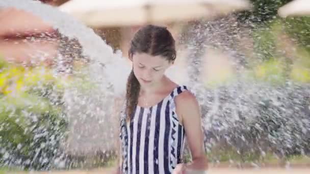 Video Una Chica Siendo Salpicada Por Agua Parque Acuático Ubicado — Vídeo de stock