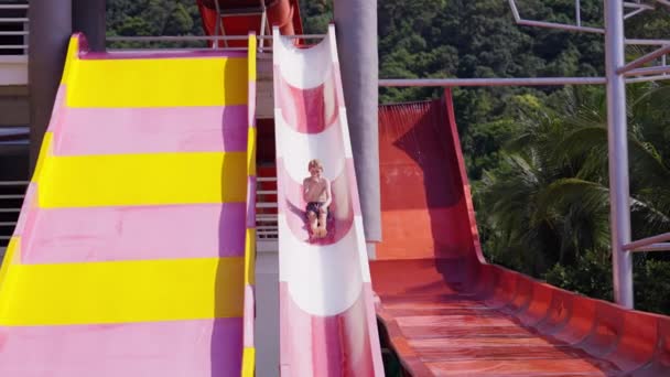 タイのウォーターパークでウォータースライダーを滑らせた少年のビデオ — ストック動画