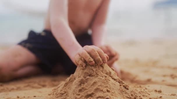 Ein Kippbild Das Einen Kleinen Jungen Und Einen Sandhaufen Strand — Stockvideo