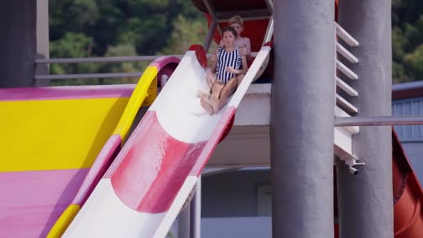 タイのウォーターパークのウォータースライダーで滑った男の子と女の子のビデオ — ストック動画