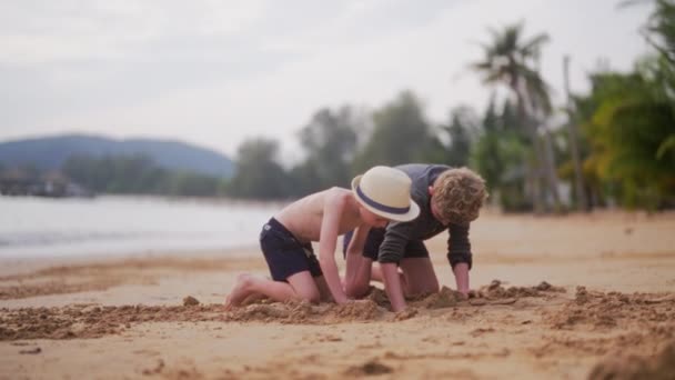 泰国海滩上两个男孩在沙滩上挖掘的视频 — 图库视频影像