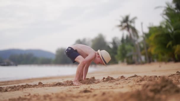 Ein Video Von Einem Kleinen Jungen Der Sand Wühlt Und — Stockvideo