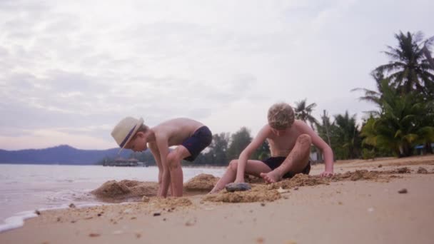 Video Ragazzi Che Giocano Con Sabbia Vicino Mare Una Spiaggia — Video Stock