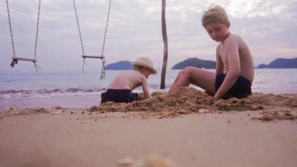 Tayland Bir Kumsalda Oynayan Çocukların Videosu — Stok video