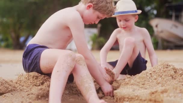 Video Dvou Chlapců Hrajících Písku Pláži Během Dne Thajsku — Stock video