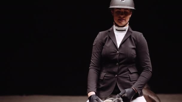 Portret Młodej Kobiety Jockey Jeżdżącej Konno Przed Kamerą Wstudio Black — Wideo stockowe