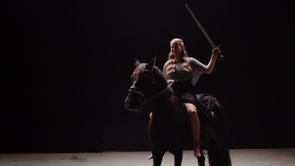 Young Lady Warrior Vestida Chainmail Com Uma Espada Sua Mão — Vídeo de Stock