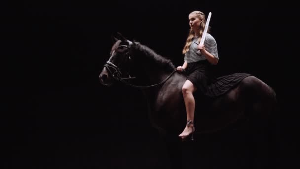 Jovem Cavaleiro Vestida Chainmail Com Uma Espada Sua Mão Equitação — Vídeo de Stock