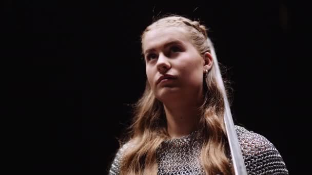 Portré Fiatal Hölgy Warrior Öltözött Láncba Egy Kard Kezében Pózol — Stock videók