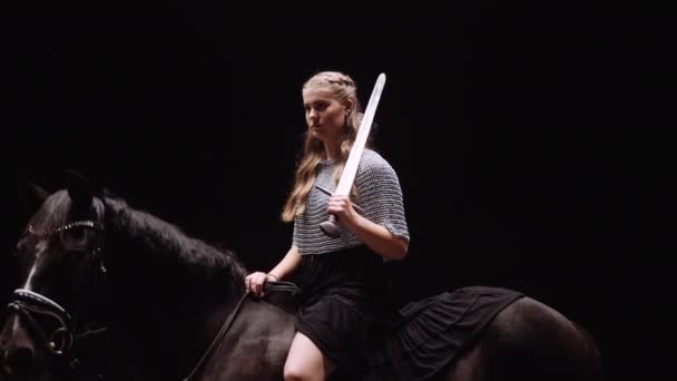Menina Cavaleiro Vestido Chainmail Com Uma Espada Sua Mão Equitação — Vídeo de Stock