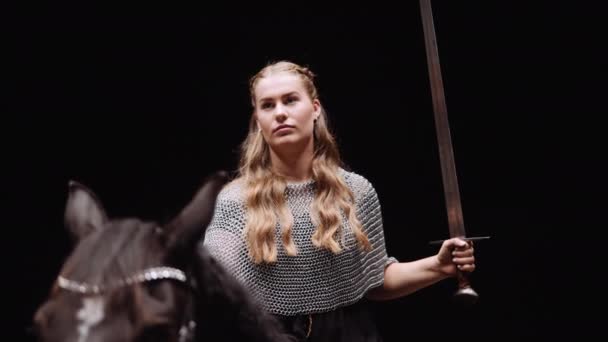 Portré Fiatal Lady Warrior Öltözött Láncba Egy Kard Kezében Lovaglás — Stock videók