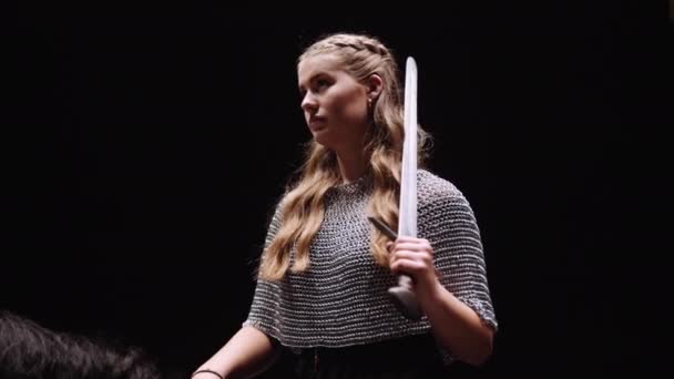 Portrét Mladé Ženy Bojovník Oblečený Kroužkové Zbroji Mečem Ruce Koni — Stock video