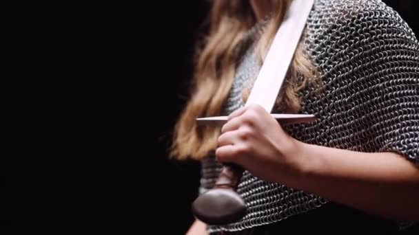 Elinde Kılıç Tutan Genç Kadın Savaşçı Nın Yakın Çekimi Siyah — Stok video