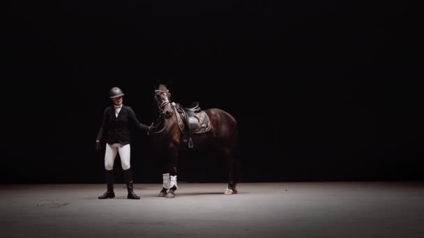 Junge Jockeyspielerin Zieht Vor Einer Kamera Studio Vor Schwarzem Hintergrund — Stockvideo