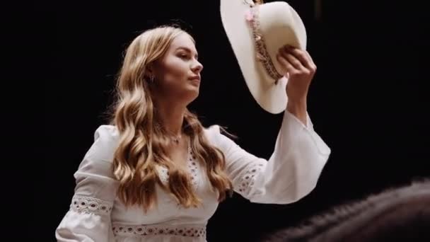 Πορτρέτο Μιας Νεαρής Γυναίκας Που Φοράει Λευκό Φόρεμα Ιππασία Ένα — Αρχείο Βίντεο