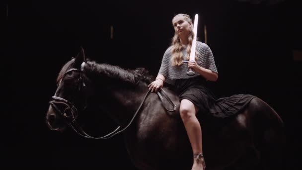 Mujer Joven Guerrera Vestida Con Cota Malla Con Una Espada — Vídeos de Stock
