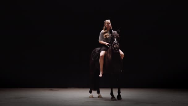 Genç Savaşçı Kadın Zincirli Giyinik Elinde Kılıçla Stüdyoda Siyah Arkaplan — Stok video