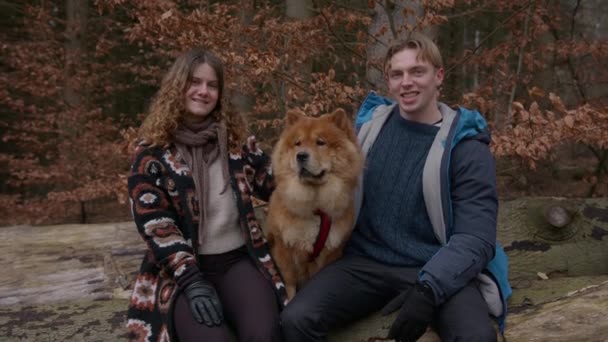 Een Gelukkig Paar Poseert Huisdieren Hun Chow Chow Hond Tijdens — Stockvideo