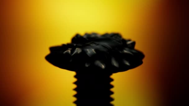 Чорна Феромагнітна Рідина Жовтому Градієнтному Фоні Швидко Рухається Присутності Магнітного — стокове відео