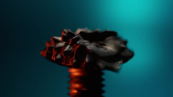 蓝色梯度背景下的橙色和黑色铁磁流体 — 图库视频影像
