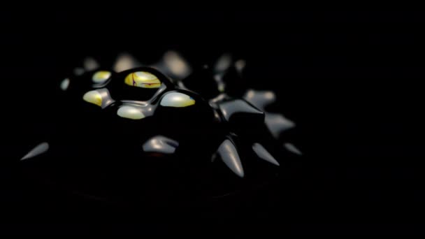 暗い背景に明るい色を持つ黒い強磁性流体のクローズアップショット — ストック動画