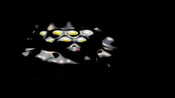 Close Shot Van Een Zwarte Ferrofluid Met Regenboogachtige Kleuren Tegen — Stockvideo