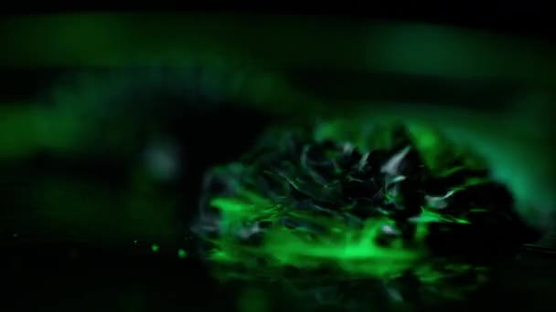 Een Video Van Een Ferrofluid Magnetisch Fenomeen Met Groen Gekleurde — Stockvideo