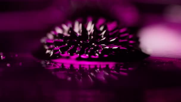 Видео Феррожидкости Форме Шипа Пурпурным Оттенком Нем — стоковое видео