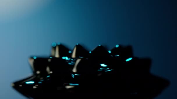 Filmik Kolczastym Kształcie Ferrofluidu Niebieskim Odcieniem — Wideo stockowe