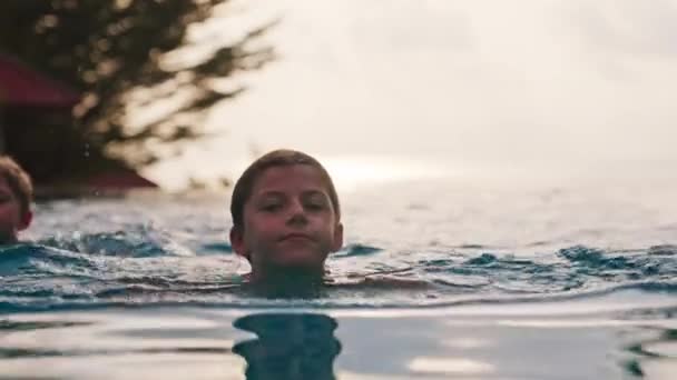 Nahaufnahme Eines Mädchens Beim Schwimmen Infinity Pool Während Des Sonnenuntergangs — Stockvideo