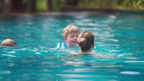 Video Niños Nadando Piscina Infinita Ubicada Tailandia — Vídeos de Stock