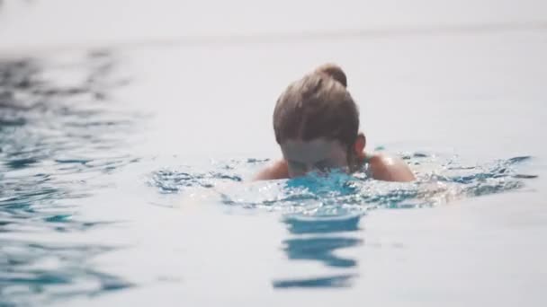 在泰国的一个视频中 一个女孩沉浸在无穷无尽的池子里 然后又走回去喘口气 — 图库视频影像