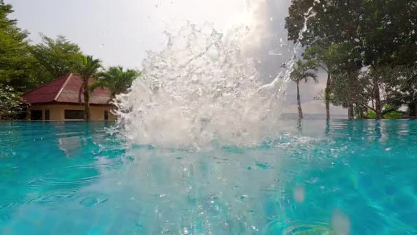 Video Dívky Skákající Nekonečném Bazénu Thajsku — Stock video