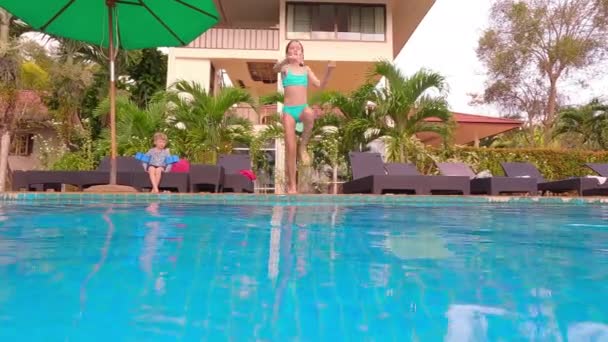 Een Video Gelegen Thailand Van Een Meisje Aan Het Zwembad — Stockvideo