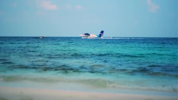 モルディブで昼間に海面にゆっくりと減速する水上飛行機 — ストック動画
