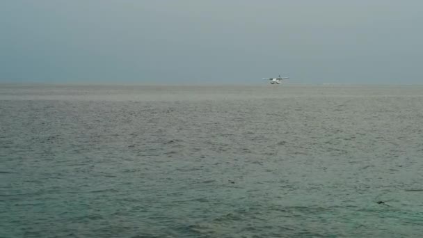 在马尔代夫 一架水上飞机在白天缓慢地从空中降落并降落在海面上 — 图库视频影像