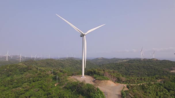 Filipinler Gündüz Vakti Birden Fazla Rüzgar Türbini Faaliyet Gösteriyor — Stok video