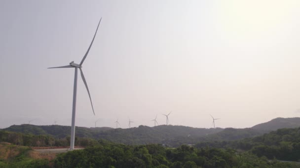 Видео Нескольких Ветряных Турбин Производящих Энергию Ветра Дневное Время Филиппинах — стоковое видео