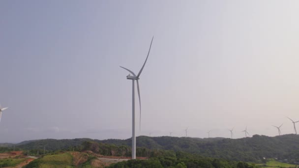 フィリピンの昼間に風力発電を生産する事業所で複数の風力タービンを示す風力発電所 — ストック動画
