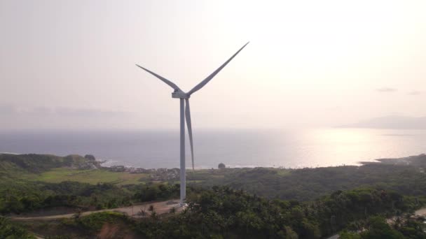 Filipinler Gündüz Çalışan Bir Rüzgar Türbininin Yay Görüntüsü — Stok video